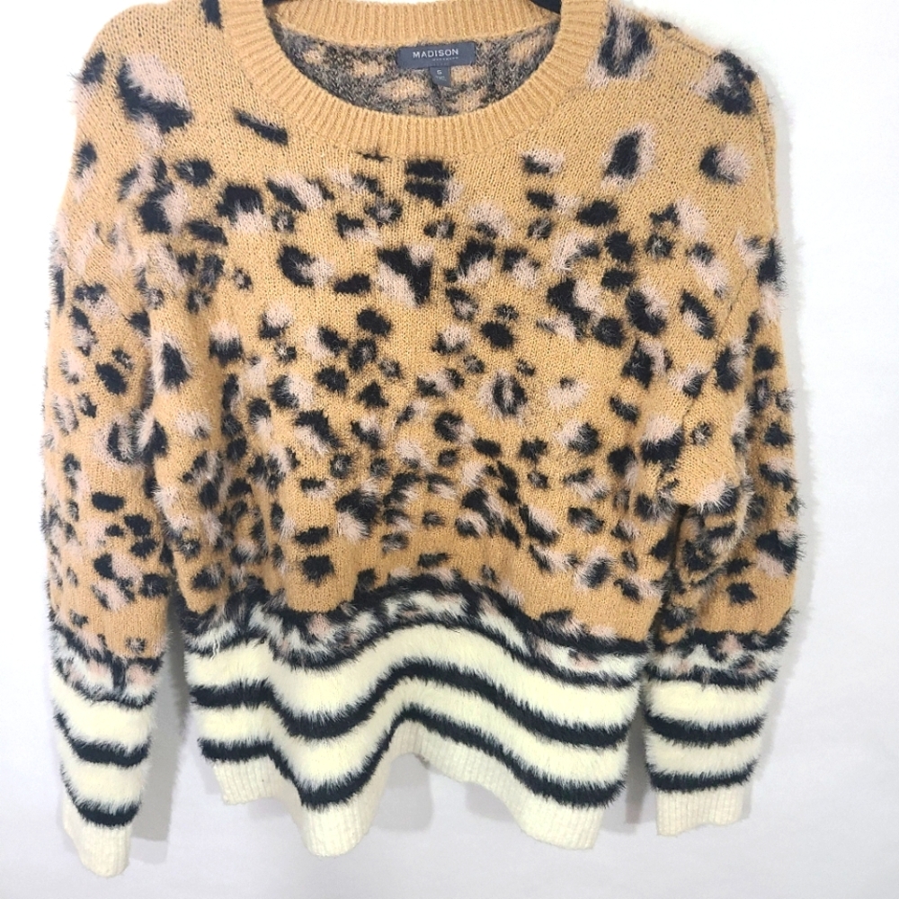 Madison Women's Size‎ Small S Fuzzy Animal Print Crewneck Pullover Sweater